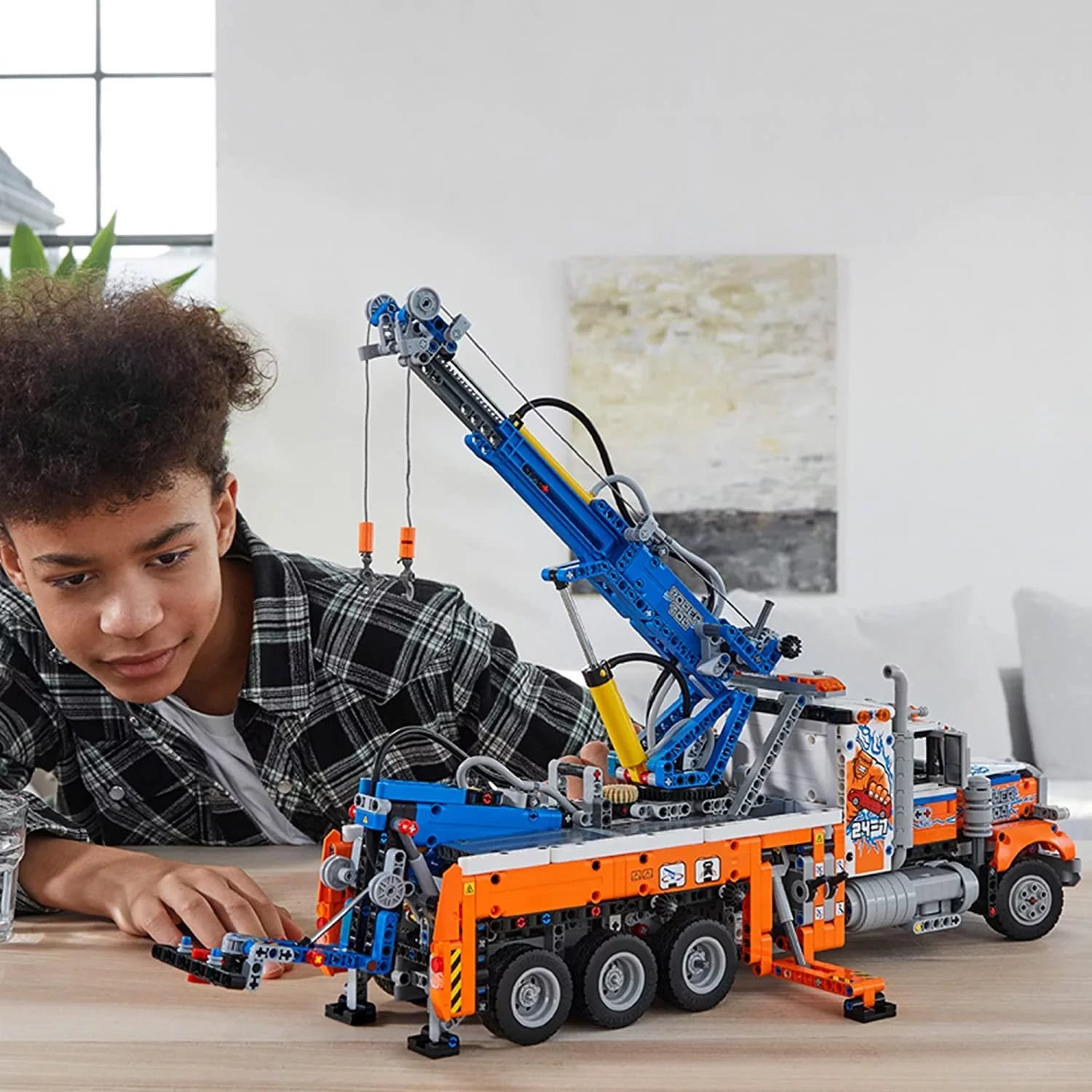 Heavy-Duty Tow Truck with Crane N570